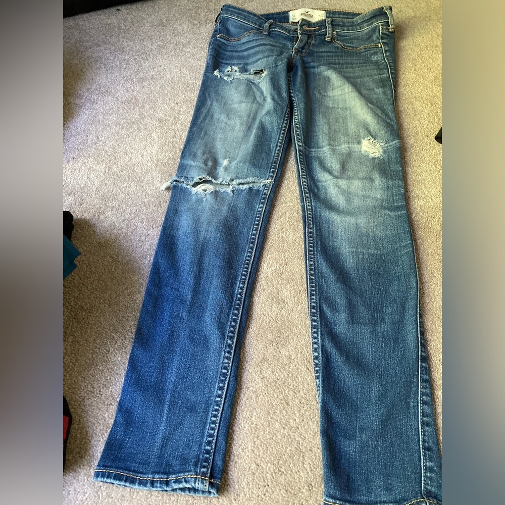 Hollister Cotton Stretch Blend Distressed jeans Size~4. NWOT